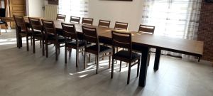 Une table en bois de chêne massif XXL et allonges intérieures